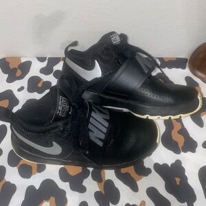 BOYS NIKE TEAM HUSTLE D8 SNEAKERS